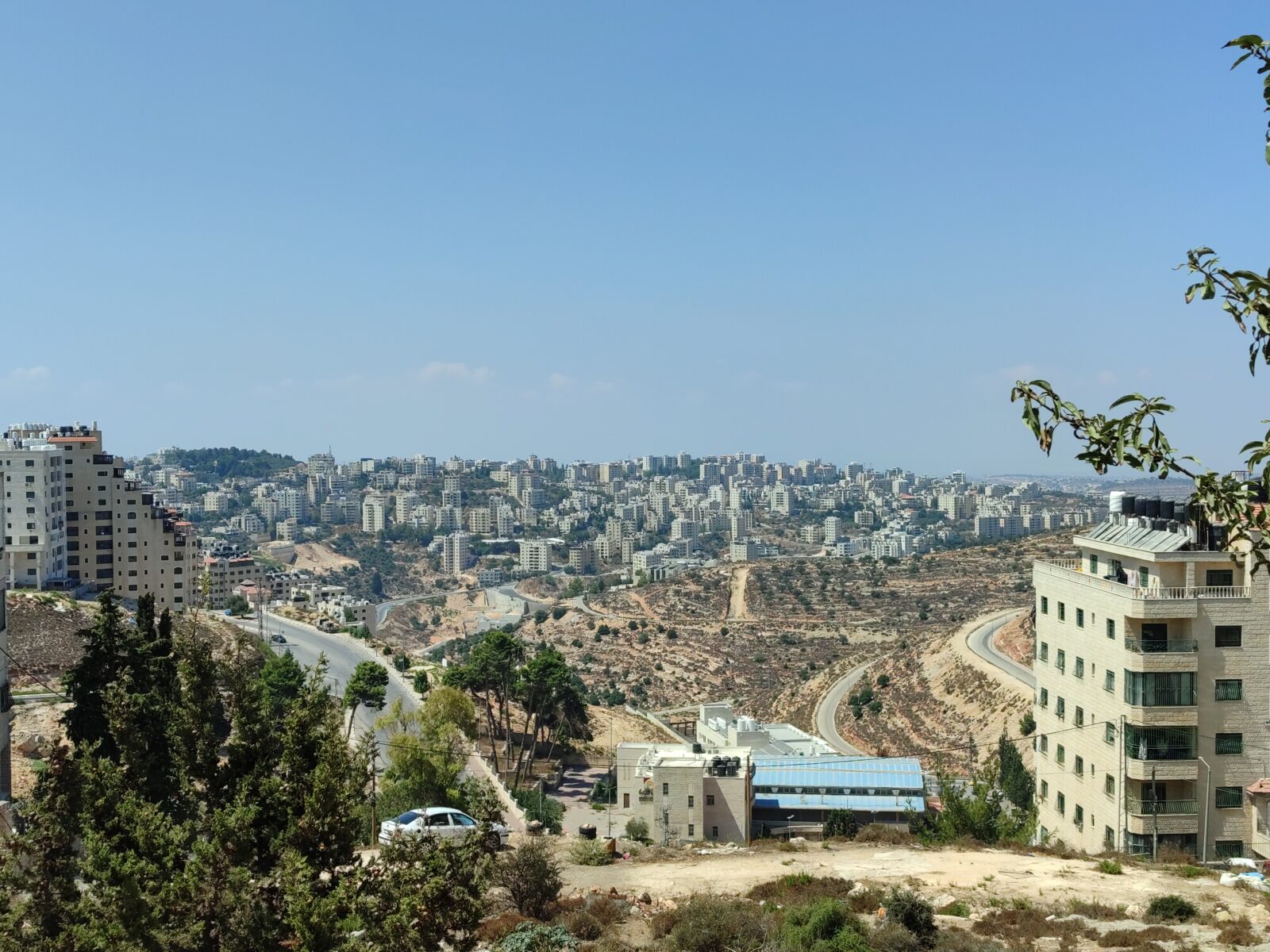 مستوطنون يهاجمون منازل الفلسطينيين في بلدة عطارة شمال شرق رام الله